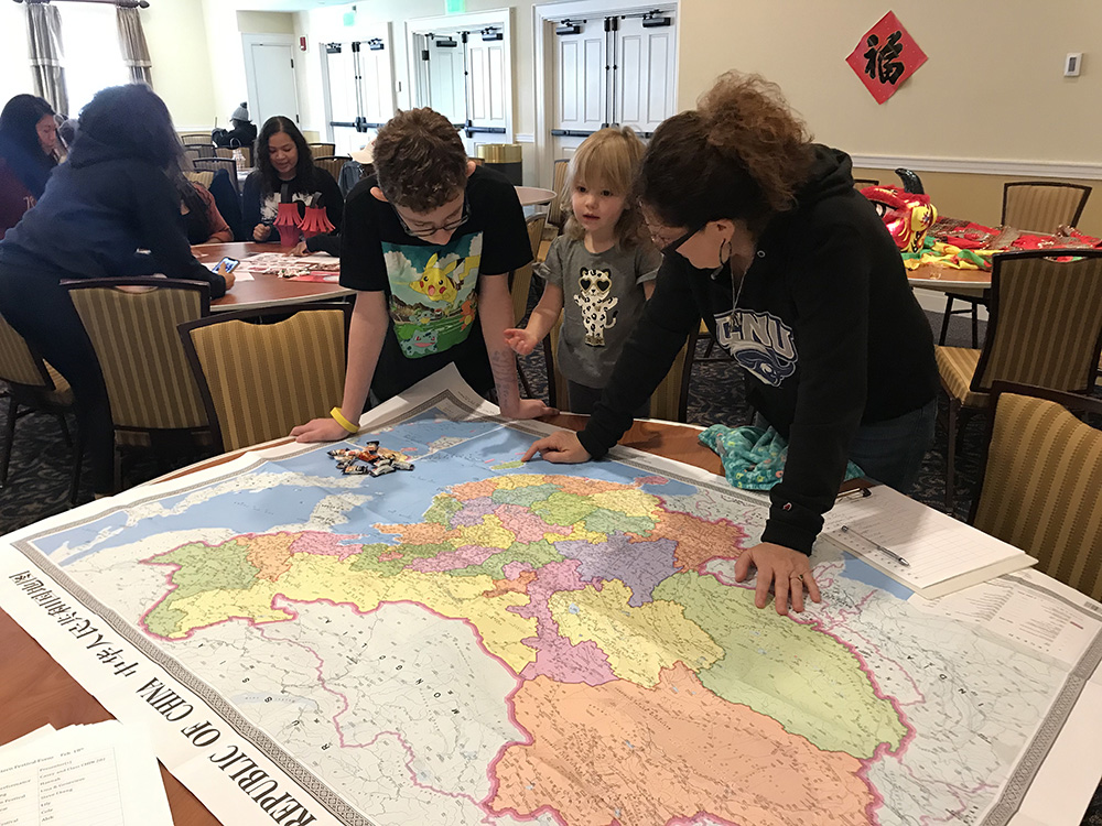 学生们驻足于中国地图前